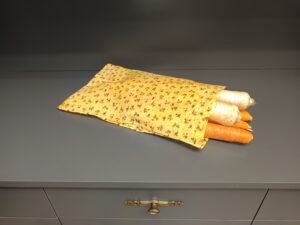 Méhviaszos zöldséges zsák - sárga; piros virágok