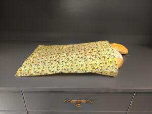 Méhviaszos kenyeres zsák - sárga; fekete_kék virágok