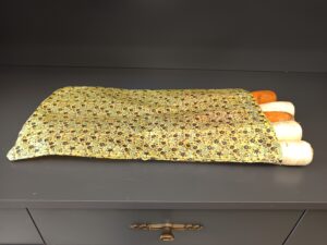 Méhviaszos zöldséges zsák - sárga; fekete_kék virágok